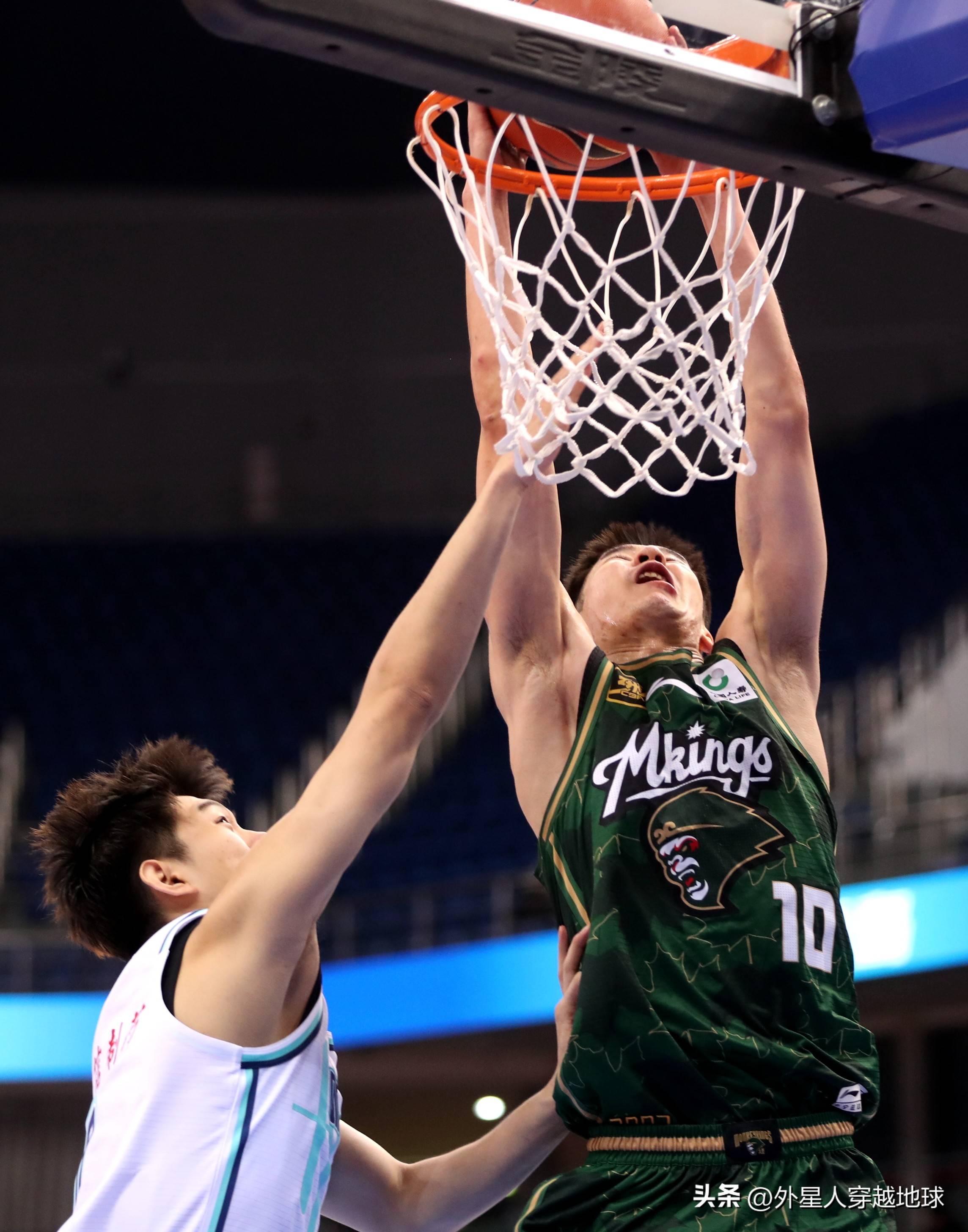 职业联赛中球员的突破运球技术较量