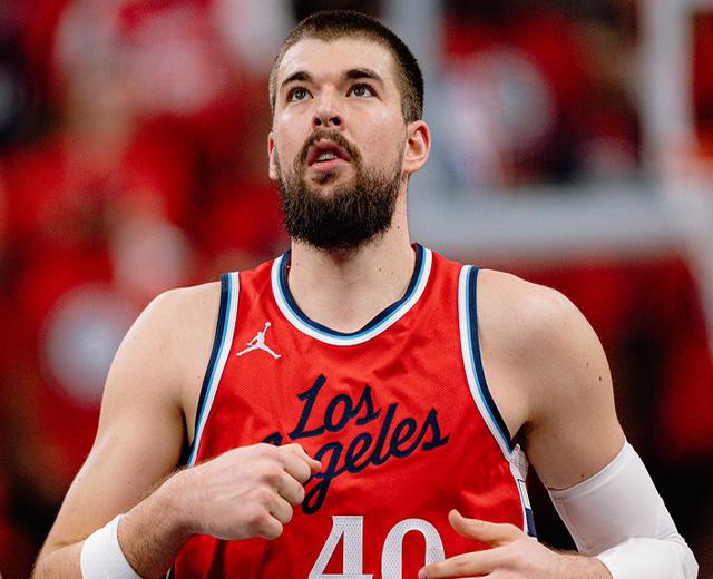 鹈鹕绝杀时刻，命运悬念点燃赛场，快船迎来胜利！